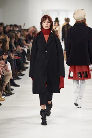 メゾン マルジェラ、ジョン・ガリアーノマジックで服の本質を明かす【2017-18秋冬ウィメンズ】