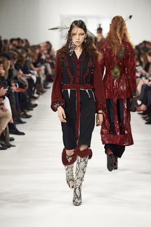 メゾン マルジェラ、ジョン・ガリアーノマジックで服の本質を明かす【2017-18秋冬ウィメンズ】