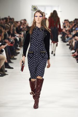 メゾン マルジェラ、ジョン・ガリアーノマジックで服の本質を明かす【2017-18秋冬ウィメンズ】