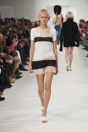 メゾン マルジェラ、ジョン・ガリアーノマジックで服の本質を明かす【2017-18秋冬ウィメンズ】