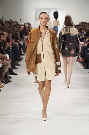 メゾン マルジェラ、ジョン・ガリアーノマジックで服の本質を明かす【2017-18秋冬ウィメンズ】