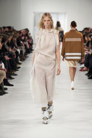 メゾン マルジェラ、ジョン・ガリアーノマジックで服の本質を明かす【2017-18秋冬ウィメンズ】