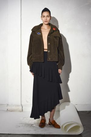 イサ・アフェン、着飾る私たちを隠喩的に表現【2017-18秋冬ウィメンズ】