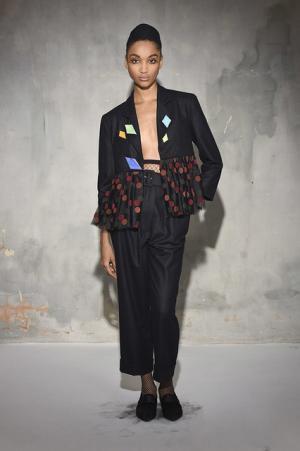 イサ・アフェン、着飾る私たちを隠喩的に表現【2017-18秋冬ウィメンズ】