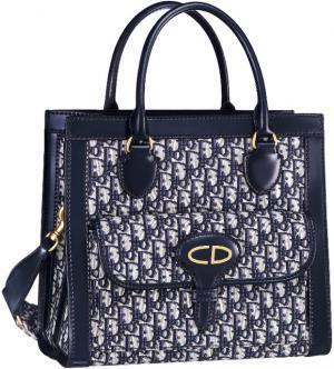 ディオール、新作コレクションのポップアップが世界各地でオープン。国内では新宿伊勢丹、阪急うめだで展開