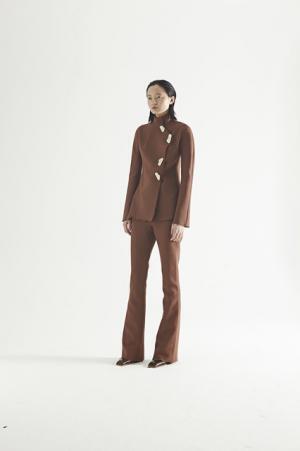 蛸にインスパイアされたアウェイクのダークフェミニンな世界【2017-18秋冬ウィメンズ】