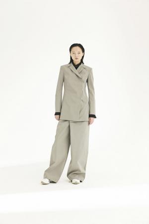 蛸にインスパイアされたアウェイクのダークフェミニンな世界【2017-18秋冬ウィメンズ】