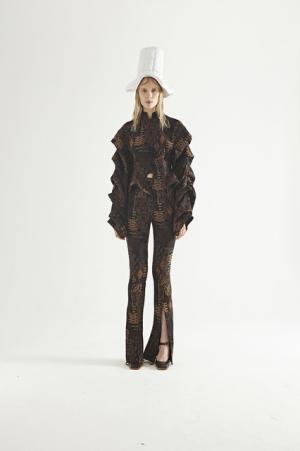 蛸にインスパイアされたアウェイクのダークフェミニンな世界【2017-18秋冬ウィメンズ】