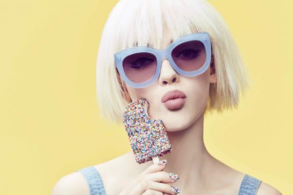 alice + olivia by Stancey Bendetのアイウエアコレクションを発売。オーバーサイズなラウンド型など8スタイル