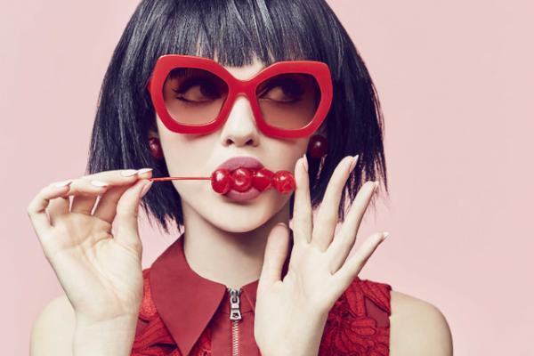 alice + olivia by Stancey Bendetのアイウエアコレクションを発売。オーバーサイズなラウンド型など8スタイル