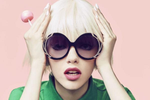 alice + olivia by Stancey Bendetのアイウエアコレクションを発売。オーバーサイズなラウンド型など8スタイル