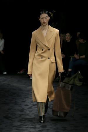 暗闇が浮き彫りにする新ロエベウーマン【2017-18秋冬ウィメンズ】