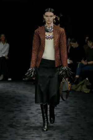 暗闇が浮き彫りにする新ロエベウーマン【2017-18秋冬ウィメンズ】