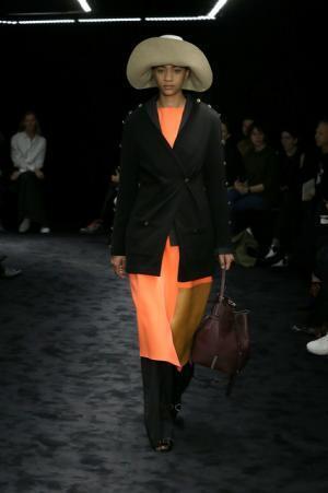 暗闇が浮き彫りにする新ロエベウーマン【2017-18秋冬ウィメンズ】