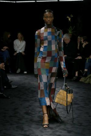 暗闇が浮き彫りにする新ロエベウーマン【2017-18秋冬ウィメンズ】