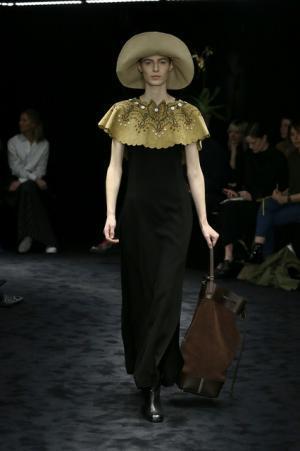 暗闇が浮き彫りにする新ロエベウーマン【2017-18秋冬ウィメンズ】