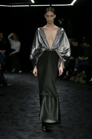 暗闇が浮き彫りにする新ロエベウーマン【2017-18秋冬ウィメンズ】