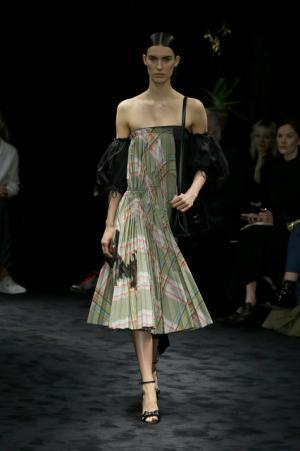 暗闇が浮き彫りにする新ロエベウーマン【2017-18秋冬ウィメンズ】