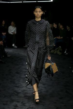 暗闇が浮き彫りにする新ロエベウーマン【2017-18秋冬ウィメンズ】