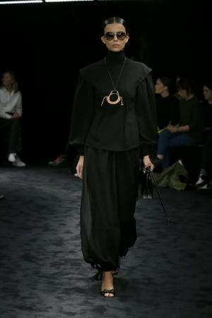 暗闇が浮き彫りにする新ロエベウーマン【2017-18秋冬ウィメンズ】