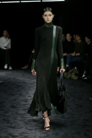 暗闇が浮き彫りにする新ロエベウーマン【2017-18秋冬ウィメンズ】