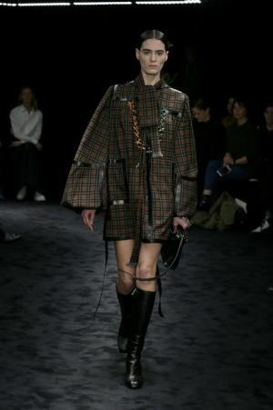 暗闇が浮き彫りにする新ロエベウーマン【2017-18秋冬ウィメンズ】