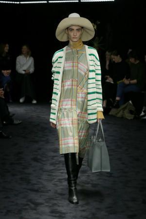 暗闇が浮き彫りにする新ロエベウーマン【2017-18秋冬ウィメンズ】