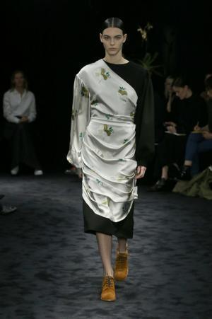 暗闇が浮き彫りにする新ロエベウーマン【2017-18秋冬ウィメンズ】