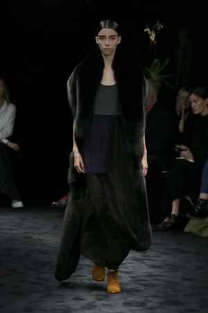 暗闇が浮き彫りにする新ロエベウーマン【2017-18秋冬ウィメンズ】