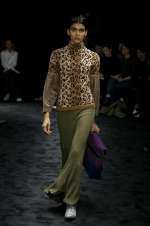 暗闇が浮き彫りにする新ロエベウーマン【2017-18秋冬ウィメンズ】