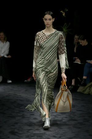 暗闇が浮き彫りにする新ロエベウーマン【2017-18秋冬ウィメンズ】