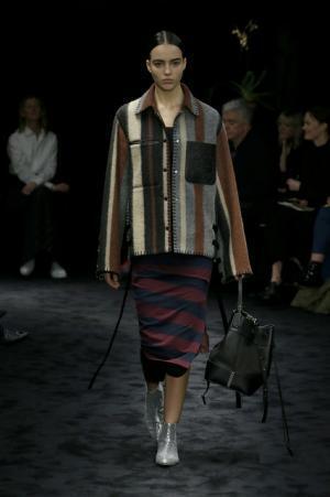 暗闇が浮き彫りにする新ロエベウーマン【2017-18秋冬ウィメンズ】