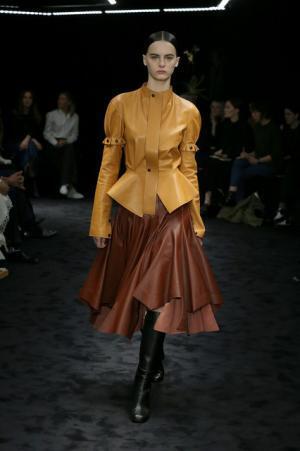 暗闇が浮き彫りにする新ロエベウーマン【2017-18秋冬ウィメンズ】