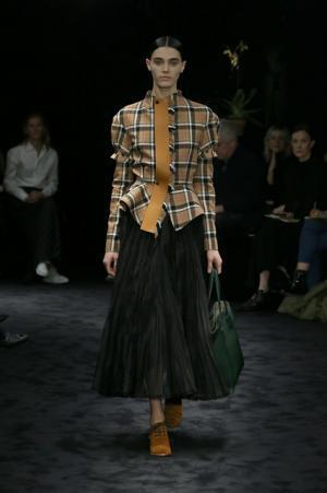 暗闇が浮き彫りにする新ロエベウーマン【2017-18秋冬ウィメンズ】