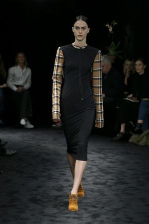 暗闇が浮き彫りにする新ロエベウーマン【2017-18秋冬ウィメンズ】