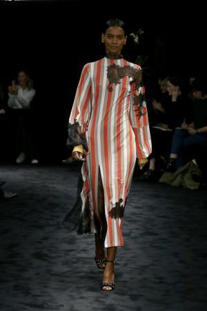 暗闇が浮き彫りにする新ロエベウーマン【2017-18秋冬ウィメンズ】