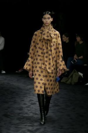 暗闇が浮き彫りにする新ロエベウーマン【2017-18秋冬ウィメンズ】