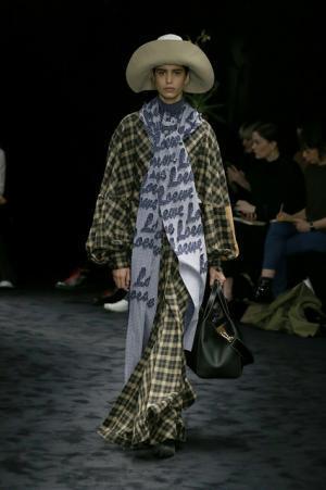 暗闇が浮き彫りにする新ロエベウーマン【2017-18秋冬ウィメンズ】