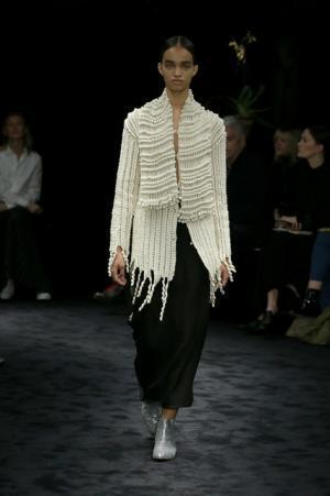 暗闇が浮き彫りにする新ロエベウーマン【2017-18秋冬ウィメンズ】