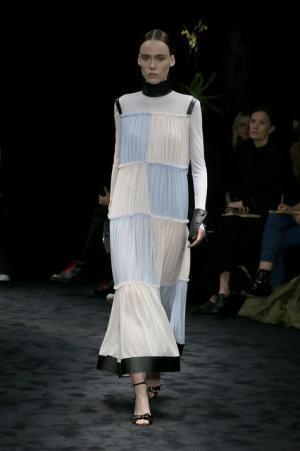 暗闇が浮き彫りにする新ロエベウーマン【2017-18秋冬ウィメンズ】