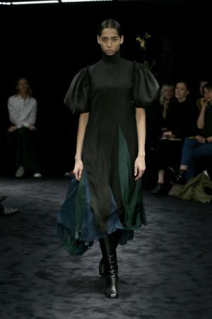 暗闇が浮き彫りにする新ロエベウーマン【2017-18秋冬ウィメンズ】