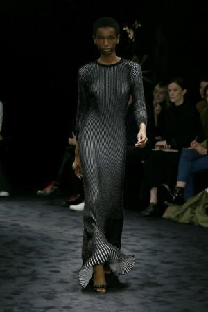 暗闇が浮き彫りにする新ロエベウーマン【2017-18秋冬ウィメンズ】