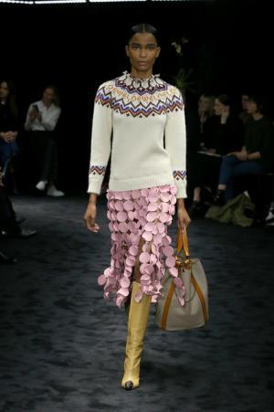 暗闇が浮き彫りにする新ロエベウーマン【2017-18秋冬ウィメンズ】