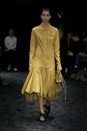 暗闇が浮き彫りにする新ロエベウーマン【2017-18秋冬ウィメンズ】