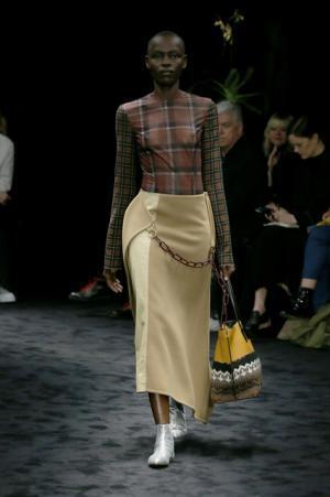 暗闇が浮き彫りにする新ロエベウーマン【2017-18秋冬ウィメンズ】