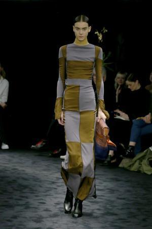 暗闇が浮き彫りにする新ロエベウーマン【2017-18秋冬ウィメンズ】