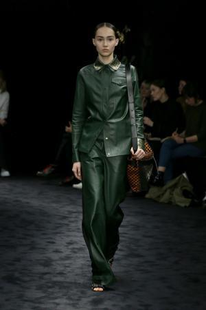 暗闇が浮き彫りにする新ロエベウーマン【2017-18秋冬ウィメンズ】