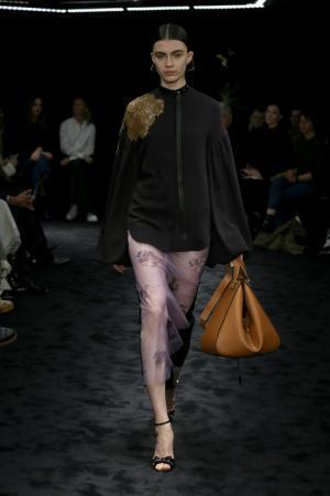 暗闇が浮き彫りにする新ロエベウーマン【2017-18秋冬ウィメンズ】