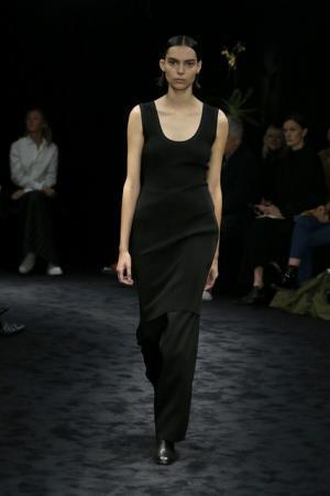 暗闇が浮き彫りにする新ロエベウーマン【2017-18秋冬ウィメンズ】