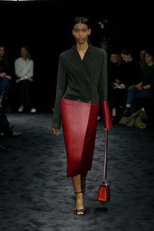 暗闇が浮き彫りにする新ロエベウーマン【2017-18秋冬ウィメンズ】